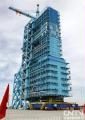 6月12日，神舟九号飞船静静矗立在塔架中。中国网络电视台记者 王璐 摄
