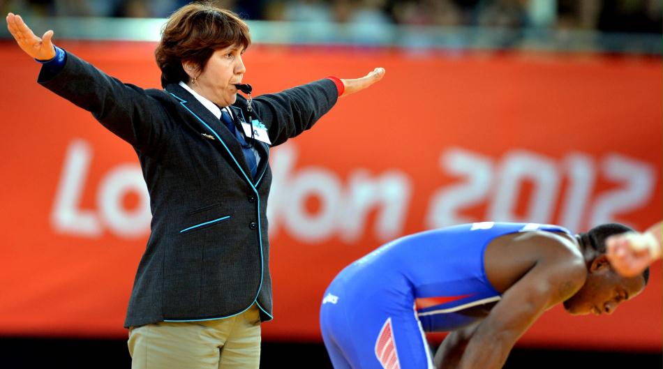 [高清组图]摔跤女裁判:奥运赛场靓丽风景线